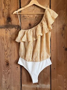 Sz S Promesa Golden Asymmetrical Ruffle One-Shoulder Ditsy Floral Bodysuit NWT